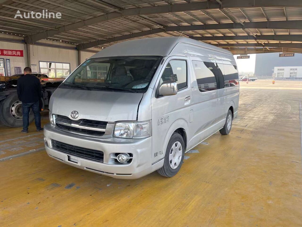 Toyota HiAce small mini bus van passenger van for sale China, YU32662