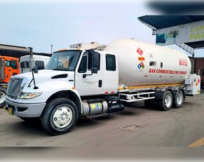 International DuraStar 4400 SBA gas truck