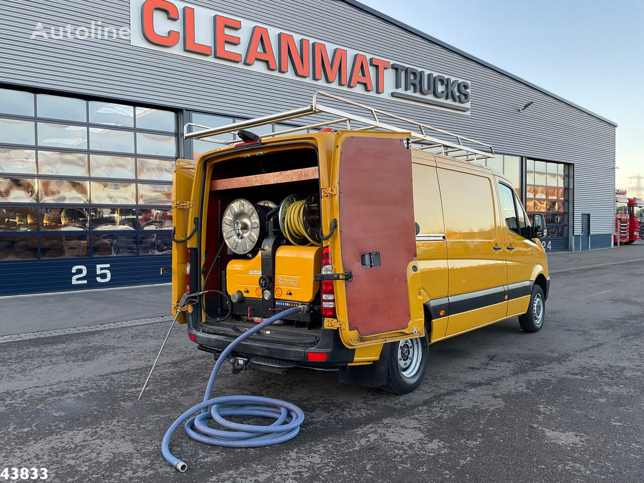 Camion municipal Mercedes Benz Sprinter avec conducteur et