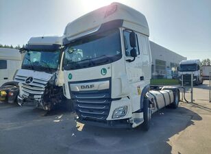 damaged DAF XF 480 truck tractor